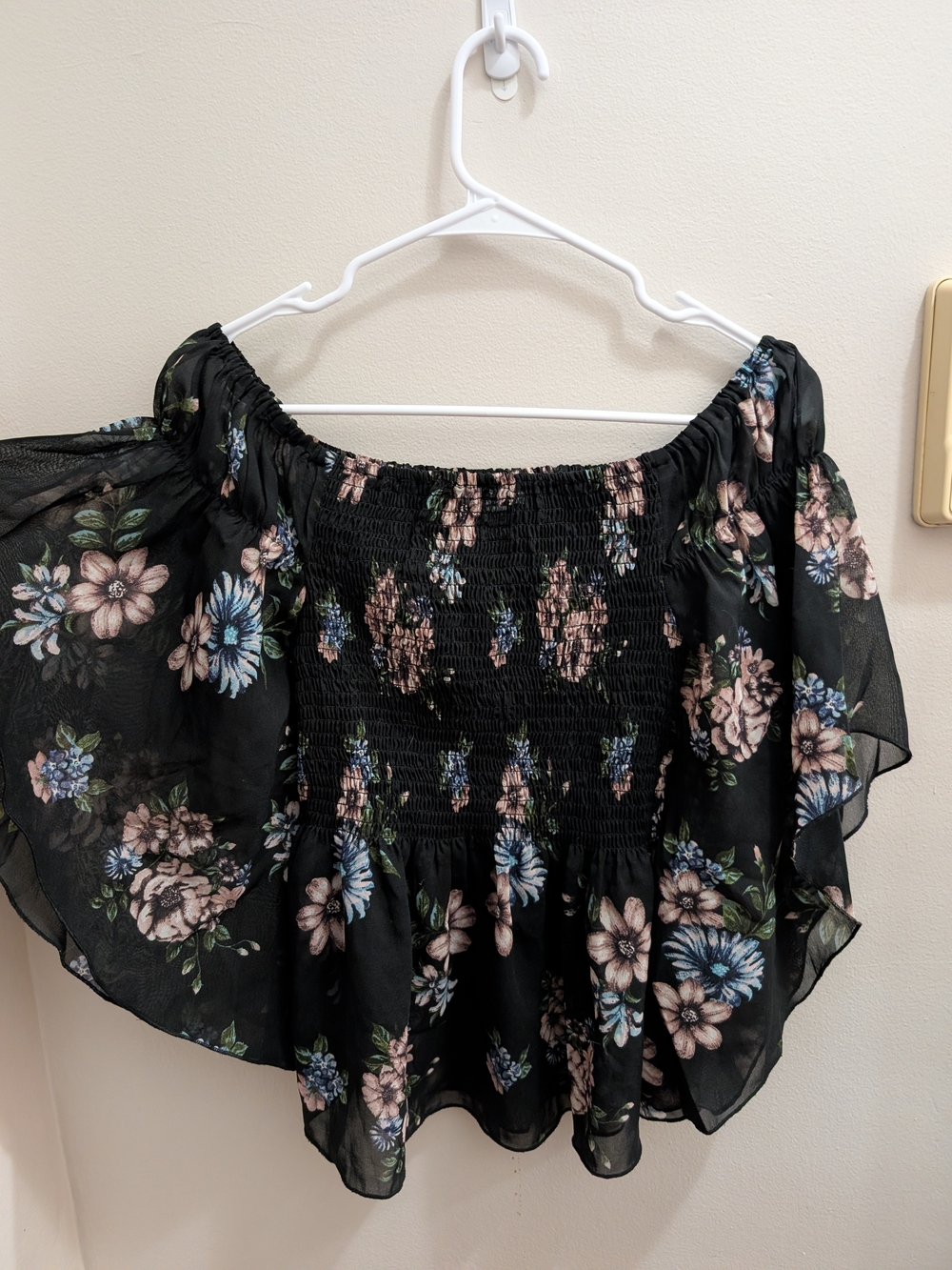 Streetwear Society Floral Sheer Flowy Top in Black & Pink Size Large